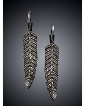 196-ELEGANTES PENDIENTES PLUMAS ARTICULADOS DE DIAMANTES NEGROS 3.52 CTS sobre montura de plata pavonada. 