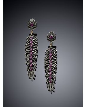 204-ELEGANTES PENDIENTES PLUMA CON DIAMANTES ICE  2.08 CTS Y RUBÍES 2.08 CTS sobre montura de plata con terminaciones de oro de 14 k.