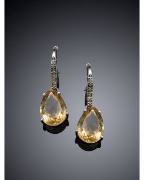 207-PENDIENTES DE DIAMANTES Y CITRINOS TALLA PERA sobre montura de oro blanco de 18k. 