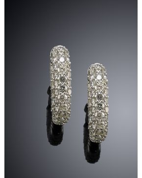 213-ESPECTACULARES PENDIENTES ARO CON PAVÉ DE BRILLANTES 5.71 CTS sobre montura de oro blanco de 18k. 