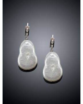 216-PENDIENTES COLGANTES DE PERLAS BARROCAS Y BRILLANTES. 