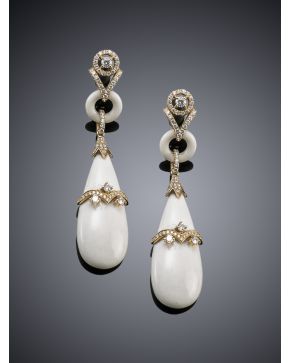 261-PENDIENTES COLGANTES ESTILO ANTIGUO DE ONIX BLANCO Y BRILLANTES 1.17 cts. sobre montura de oro amarillo de 18k. 