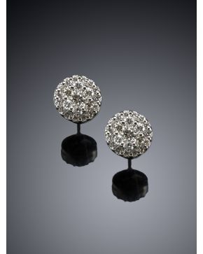 274-PENDIENTES DE ROSETONES DE BRILLANTES DE 0.62CTS aprox. sobre montura de oro blanco de 18k.