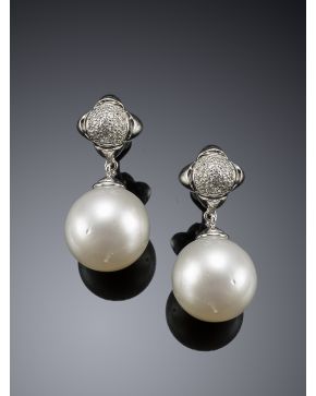 275-PENDIENTES COLGANTES DE PERLAS Y BRILLANTES DE 0.40 CTS. APRÓX sobre montura de oro blanco de 18k. 