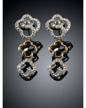 279-PENDIENTES COLGANTES DE DISEÑO FLORAL CON DIAMANTES 0.96 CTS sobre montura de oro rosa y blanco de 18k.