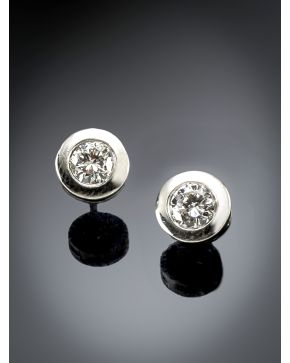 283-PENDIENTES DE CHATONES DE BRILLANTES DE 0.54 CTS aprox. sobre montura de oro blanco de 18k.