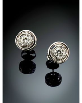 293-PENDIENTES DE CHATONES 0.52 CTS DE BRILLANTES sobre montura de oro blanco de 18k..