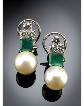 298-PENDIENTES DE TRES BRILLANTES. ESMERALDA Y PERLA sobre montura de oro blanco de 18k.