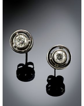 305-PENDIENTES DE CHATONES DE BRILLANTES DE 0.40 CTS sobre montura de oro blanco de 18k.