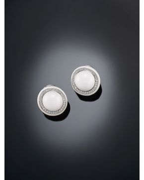 318-PENDIENTES DE ONIX Y ESMALTE BLANCO. ORLADOS CON BRILLANTES. Montura de oro blanco de 18k. 