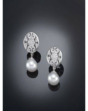 322-PENDIENTES COLGANTES DE BRILLANTES Y PERLAS AUSTRALIANAS.Montura calada de oro blanco de 18k 