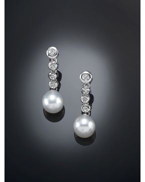 331-PENDIENTES LARGOS DE CHATONES DE BRILLANTES Y PERLAS. Montura de oro blanco de 18k.