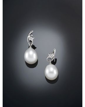 337-PENDIENTES COLGANTES DE BRILLANTES Y PERLAS sobre montura de oro blanco de 18k.