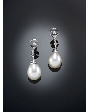 339-PENDIENTES COLGANTES DE BRILLANTES Y PERLAS sobre montura de oro blanco de 18k.