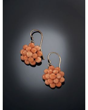 354-PENDIENTES DE CORAL ESTILO ANTIGUO. Montura de oro amarillo de 18 k. 