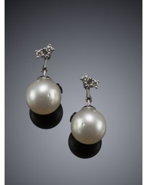 370-PENDIENTES COLGANTES DE BRILLANTES Y PERLAS AUSTRALIANAS.Montura de oro blanco de 18k. 