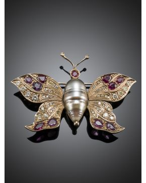 385-ORIGINAL BROCHE MARIPOSA CON UNA PERLA BARROCA GRIS CON RUBÍES. BRILLANTES. Montura de oro amarillo de  18 k. 