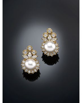 406-PENDIENTES DE PERLAS ORLADAS DE DIAMANTES EN TALLA BRILLANTE Y MARQUISSE. Montura de oro amarillo de 18 k y cierre omega 