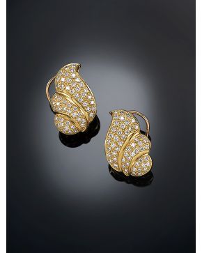 409-PENDIENTES GALLONADOS CON PAVÉ DE BRILLANTES. Montura de oro amarillo de  18 k y cierre omega. 