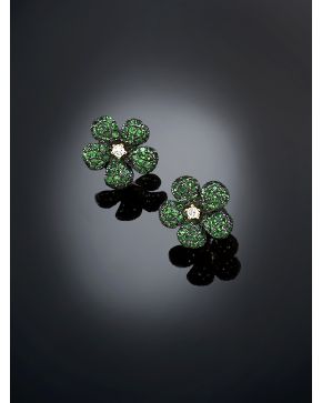 428-PENDIENTES EN FORMA DE FLOR DE BRILLANTES Y AMATISTA VERDE. Montura de oro amarillo de 18k.