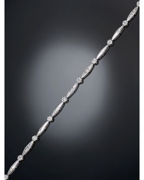 436-ELEGANTE PULSERA DE DE DIAMANTES EN TALLA BAGUETTE Y BRILLANTE. Montura de oro blanco de  18 k.