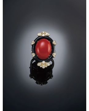 449-SORTIJA CON ÁGATA ROJA Y ONYX CON DETALLES EN DIAMANTES 0.40 CTS sobre montura de oro blanco de 18k.