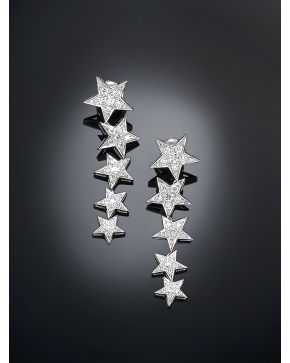 460-PENDIENTES COLGANTES DE ESTRELLAS EN DEGRADEÉ DE PAVÉ DE BRILLANTES sobre montura de oro blanco de 18k. 