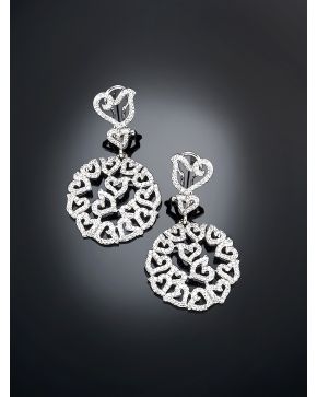 470-PENDIENTES COLGANTES DE DIAMANTES CON MONTURA CIRCULAR CALADA sobre montura de oro blanco de 18k. 