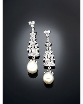 473-ELEGANTES PENDIENTES COLGANTES GEOMÉTRICOS DE BRILLANTES CON PERLA EN FORMA DE PERA sobre montura de oro blanco de 18k. 