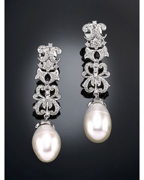 482-ELEGANTES PENDIENTES COLGANTES CON PERLA EN FORMA DE PERA Y DIAMANTES sobre montura de oro blanco de 18k. 