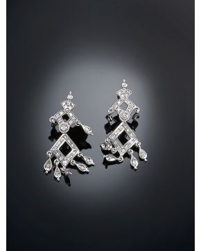 489-PENDIENTES LARGOS DE BRILLANTES CON MOTIVOS ROMBOIDALES sobre montura de oro blanco de 18k.. 