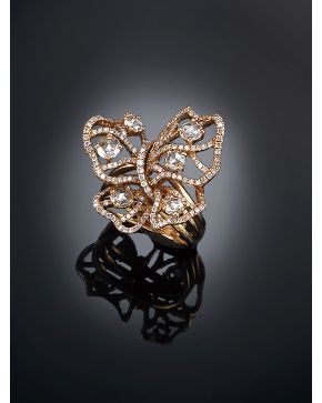 493-SORTIJA MARIPOSA DE DIAMANTES CON DISEÑO CALADO sobre montura de oro rosa 18k. 