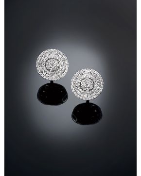 516-ELEGANTES PENDIENTES DE BRILLANTES. Montura de oro blanco de  18k