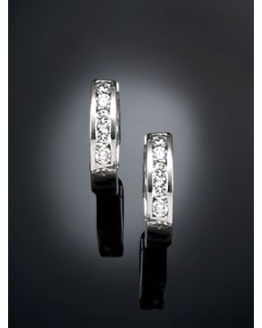 517-PENDIENTES CRIOLLA  CON BRILLANTES.Montura en oro blanco de  18k. 