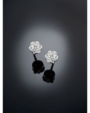 522-PENDIENTES ROSETÓN DE BRILLANTES. Montura de oro blanco de  18k.