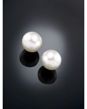 525-PENDIENTES DE PERLAS BOTÓN. Montura de oro blanco de 18k. 