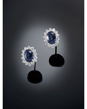 533-CLÁSICOS PENDIENTES DE ZAFIROS ORLADOS DE BRILLANTES. Montura en oro blanco de  18 k.