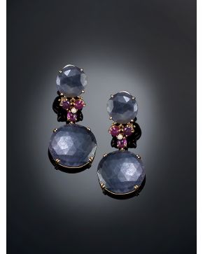 535-PENDIENTES COLGANTES DE ZAFIROS 39.50 CTS. RUBÍES 2.40 CTS Y BRILLANTES sobre montura de oro rosa de 18k.