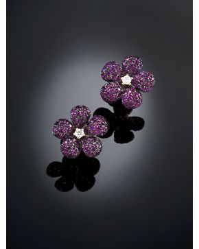 539-ORIGINALES PENDIENTES EN FORMA DE FLOR CON BRILLANTES Y RUBÍES. Montura de oro rosa de 18k.