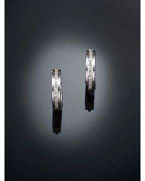 560-PENDIENTES ARO DE BRILLANTES. Montura de oro blanco de 18k