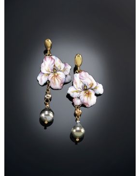 573-PENDIENTES LARGOS CON FLORES DE ESMALTE Y PERLA TAHITÍ.