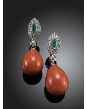 581-PENDIENTES CON LÁGRIMAS DE CORAL Y ESMERALDA TALLA MARQUISE ORLADA DE DIAMANTES SOBRE ORO BLANCO PORTUGUÉS.