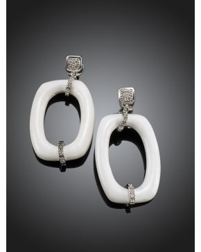 591-PENDIENTES DE BRILLANTES Y ÁGATA BLANCA.Montura de oro blanco de 18k. 