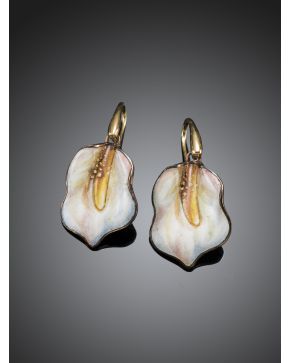 592-PENDIENTES DE ESMALTE CON FORMA DE FLOR. 