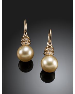 611-PENDIENTES DE PERLAS GOLDEN Y BRILLANTES sobre montura de oro amarillo de 18k. 