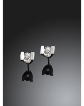 615-PENDIENTES DE BRILLANTES. Montura de oro blanco de 18k.