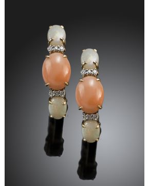 649-PENDIENTES CRIOLLAS DE CORAL Y ÓPALOS sobre montura de oro amarillo de 18k. 