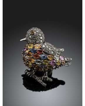 653-BROCHE PATO CON ZAFIROS MULTICOLORES 5.25 CTS Y DIAMANTES 1.50 CTS sobre oro blanco de 18k.