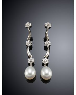 670-PENDIENTES LARGOS DE ROSETONES CON PERLAS PERA EXTRAIBLES. Montura de oro blanco de 18k.