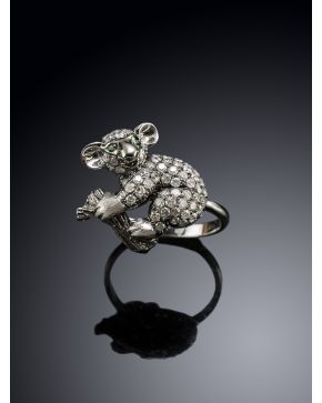 672-SORTIJA KOALA DE DIAMANTES sobre montura de oro blanco de 18k.